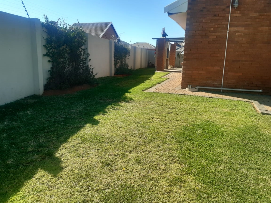 To Let 3 Bedroom Property for Rent in Hillside Free State
